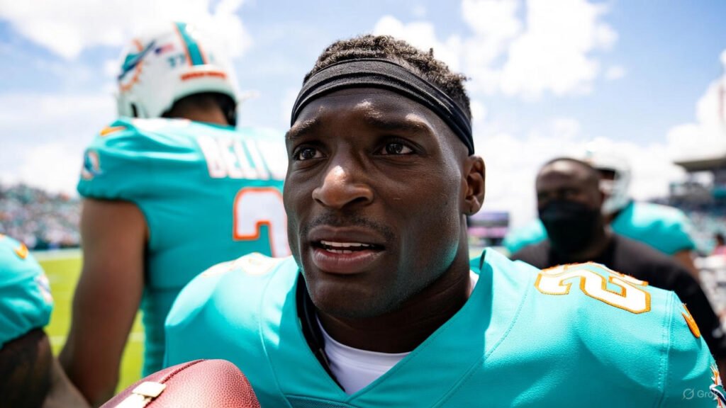 Dolphins Tyreek Hill Suffers Dislocated Knee