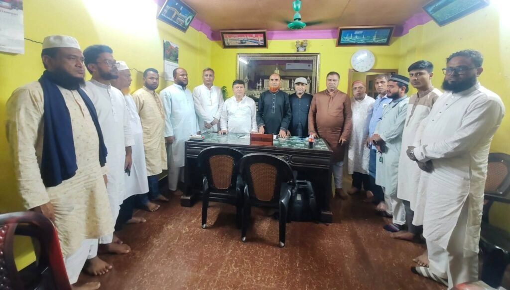 ঈদগাঁওয়ে সাংবাদিকদের সাথে বিএনপি সভাপতি আবুল কালাম ঈদ শুভেচ্ছা বিনিময় করছেন