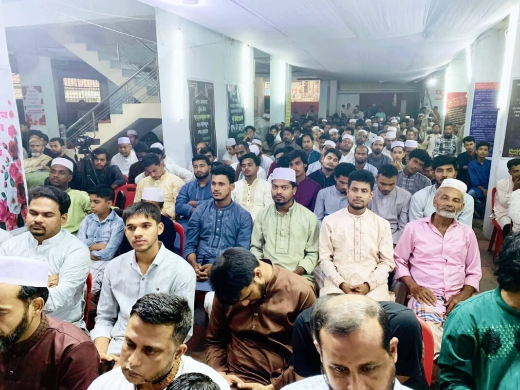 চট্টগ্রামে ঈদ-পরবর্তী মতবিনিময় সভায় বক্তব্য দিচ্ছেন আল্লামা ইমাম হায়াত চট্টগ্রামে ঈদ-পরবর্তী মতবিনিময় সভায় বক্তব্য দিচ্ছেন আল্লামা ইমাম হায়াত